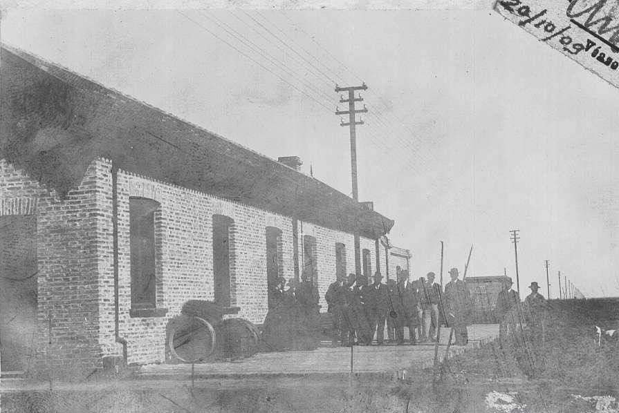 A veces, para seguir adelante, hay que frenar.
Hoy te proponemos hacer La Pausa del Día con una imagen que tiene más de un siglo, pero que todavía nos habla. Es octubre de 1909, y la Estación de Trenes acaba de inaugurarse.