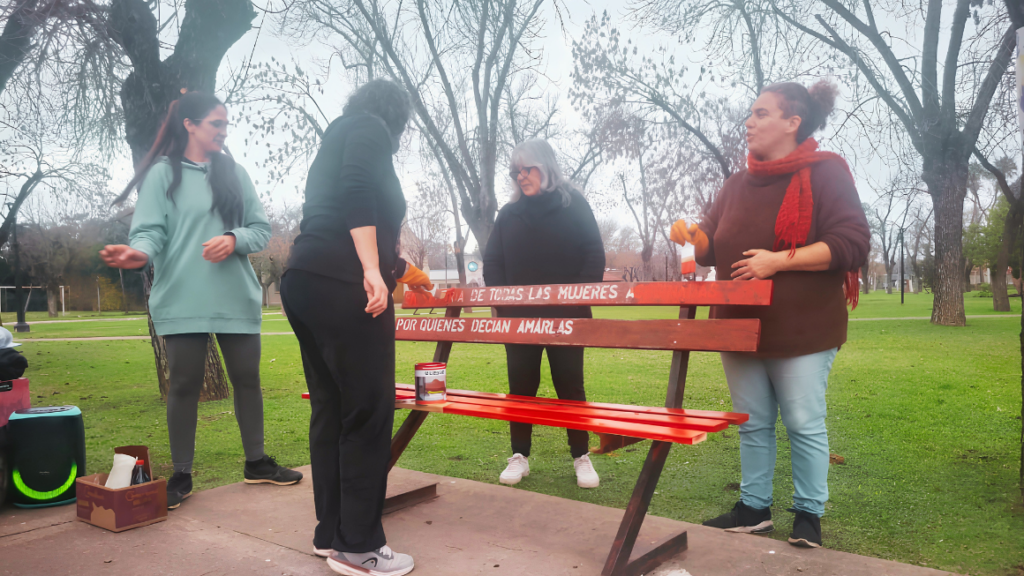 Vecinos y vecinas de la localidad participaron de una actividad cargada de memoria y compromiso comunitario. El banco, ubicado frente al edificio comunal, recuerda a las mujeres víctimas de femicidio y busca generar conciencia sobre las violencias por motivos de género.