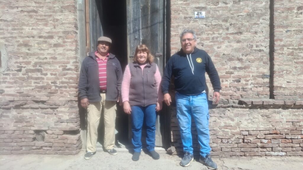 Hay lugares que están construidos con el aliento de quienes los habitaron, con la risa ruidosa que quedó flotando entre el humo de los cigarros y con el tintineo eterno de las copas al chocar. En Andino, frente al andén y a la estación que vio pasar vidas e historias, existe un rincón que desafía al calendario.
